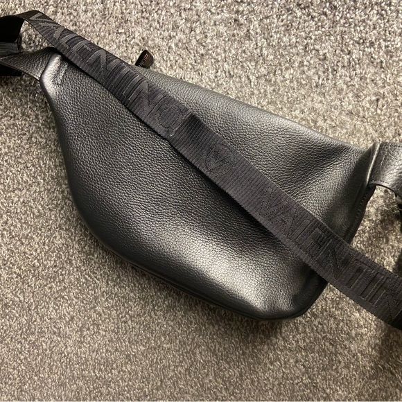 Authentic Valentino Fanny pack like new only wore once - Picture 4 of 5